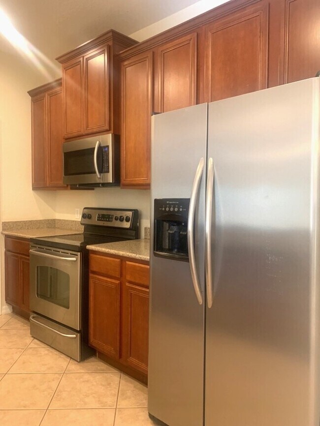 Building Photo - GATED COMMUNITY WITH COMMUNITY POOL