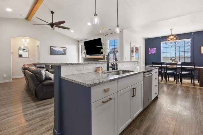 Building Photo - 304 Cliff Swallow Ave