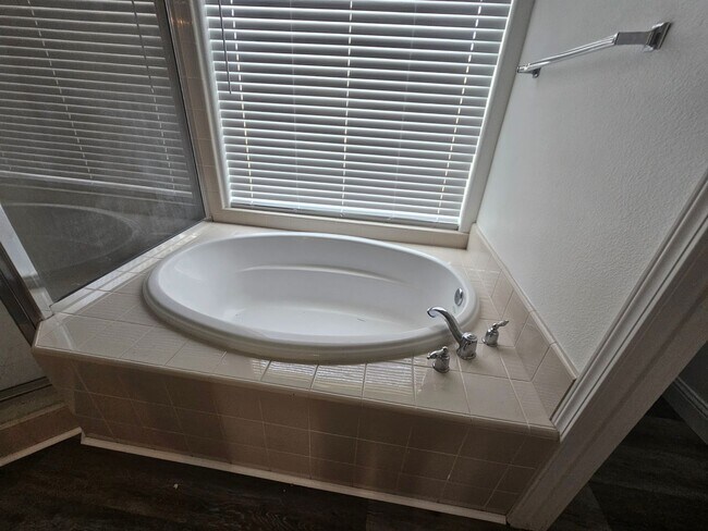 Building Photo - 4 Bedroom 2 Bath