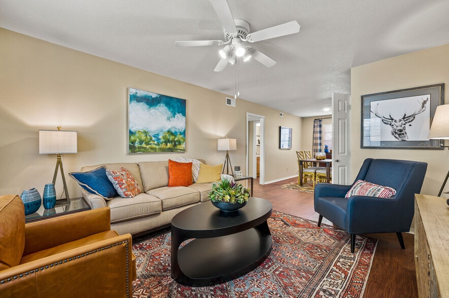 Building Photo - COLONIAL PLAZA APARTMENTS