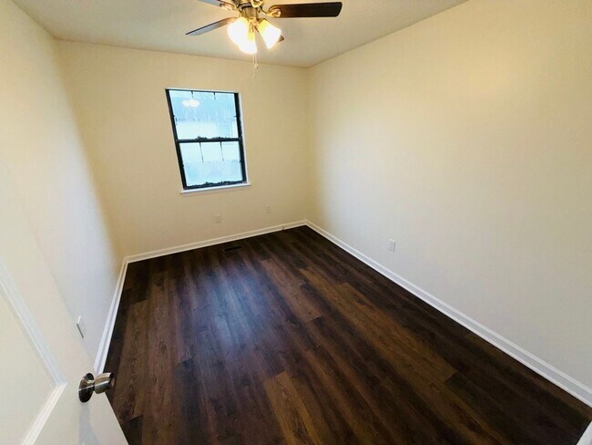 Building Photo - Centrally Located 4 Bedroom Home With Large Yard