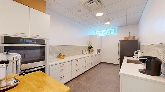 Building Photo - 2401 Bayshore Blvd