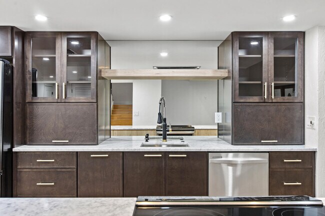 Building Photo - 19 Vía Lago