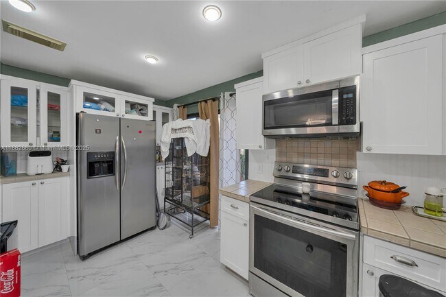 Building Photo - 15060 SW 49th Ln