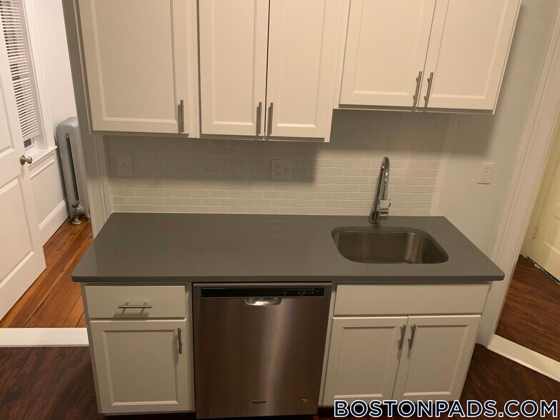 Building Photo - 122 Columbia St