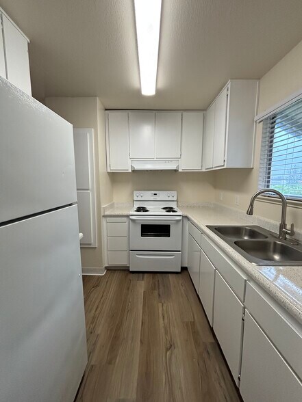 Building Photo - Valley Oak Apartments