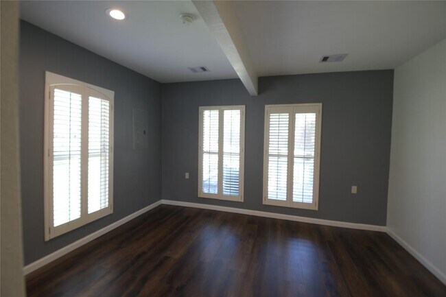 Building Photo - 5307 Pine Ave