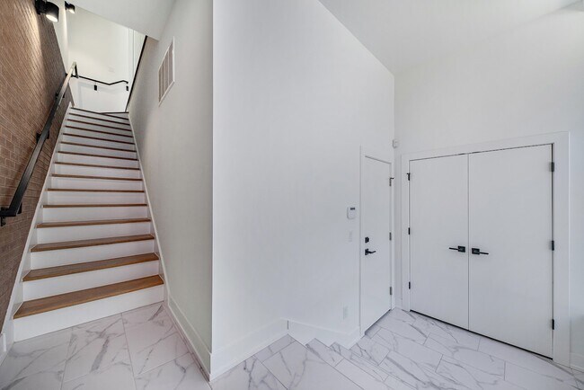 Building Photo - 2805 Brush St