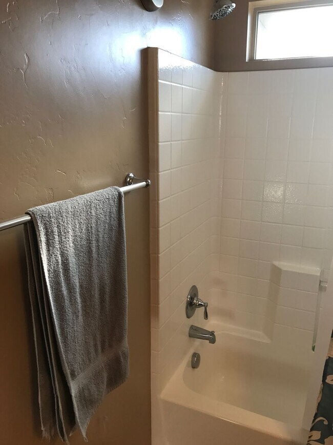 Building Photo - Beautiful 4 bedroom Riverton Townhome for ...