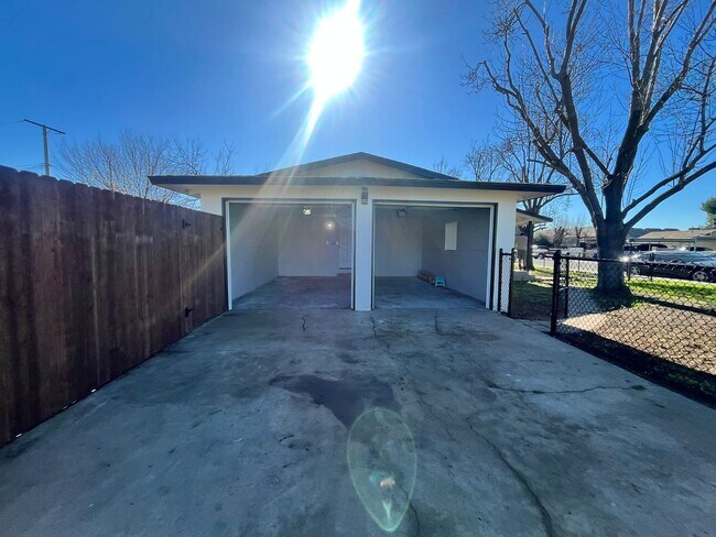 Building Photo - 840 S F St