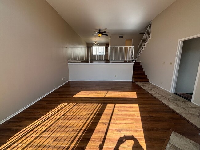 Building Photo - Beautiful 3-Bedroom Townhome in Chatsworth!