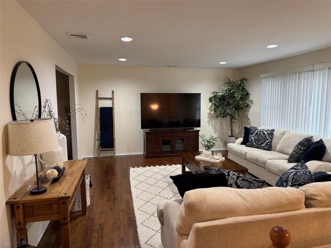 Building Photo - 33 Lake Nanuet Dr
