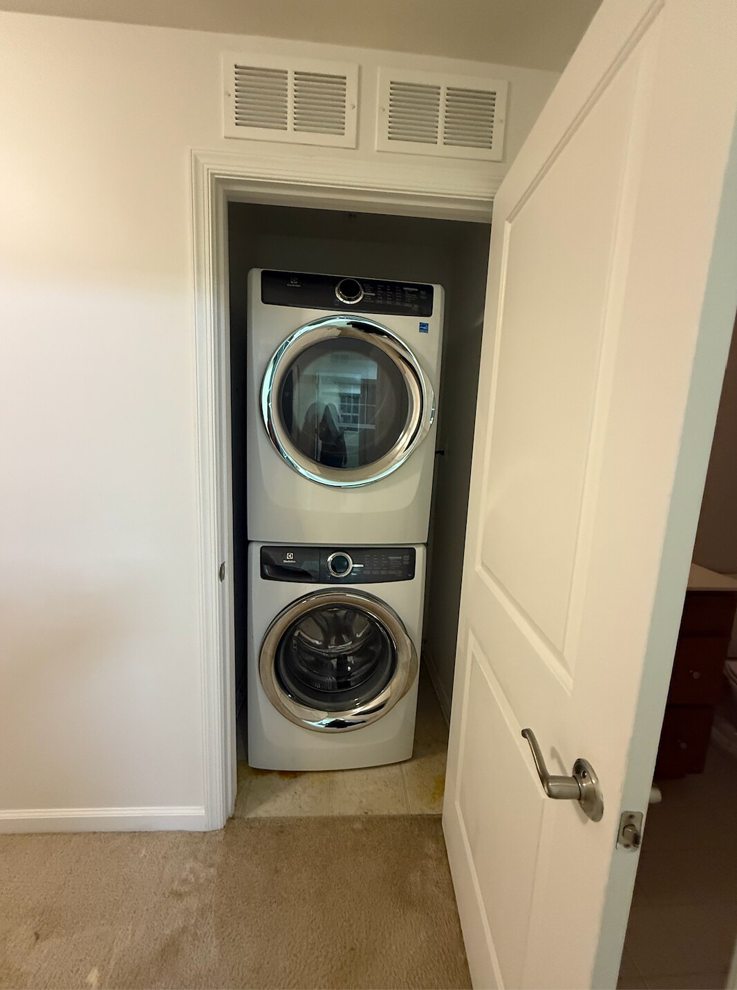 In-unit washer & dryaer - 2719 Pinebrook Rd