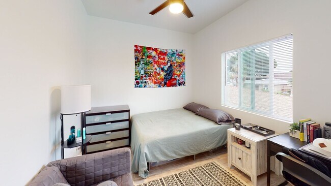 Building Photo - Private turfed yard!