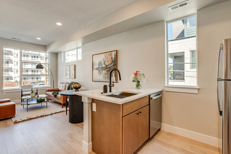 Building Photo - 4100 E Warren Ave