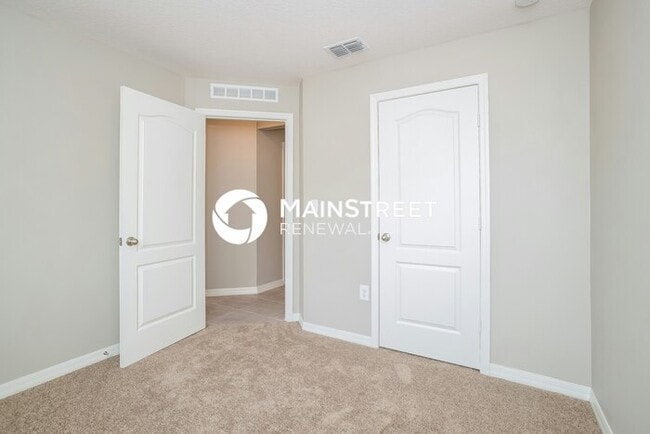 Building Photo - 5 Bedroom Pet-Friendly Home in Mascotte, FL with Main Street Renewal