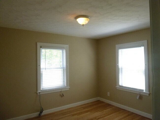 Building Photo - 130 Uncatena Ave