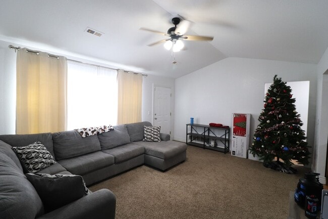 Building Photo - Spacious home for rent!