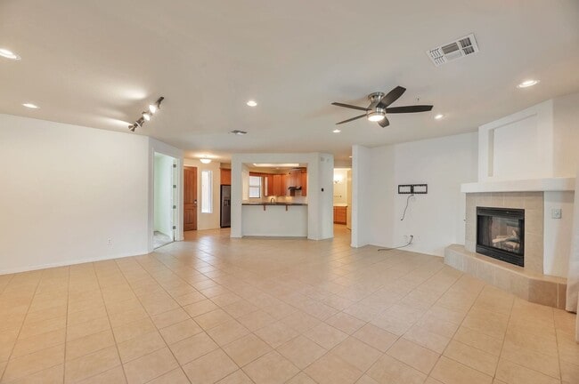 Building Photo - Beautiful 2-Bedroom Condo in Prime Scottsd...