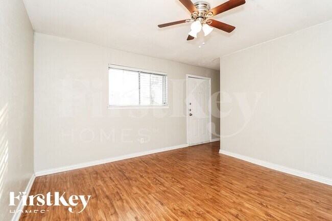 Building Photo - 3205 Hanover Dr