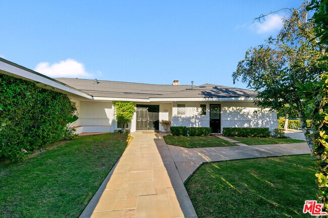 Building Photo - 826 N Tigertail Rd