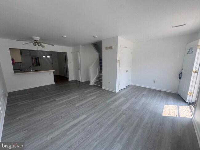 Building Photo - 1107 Van Buren Way