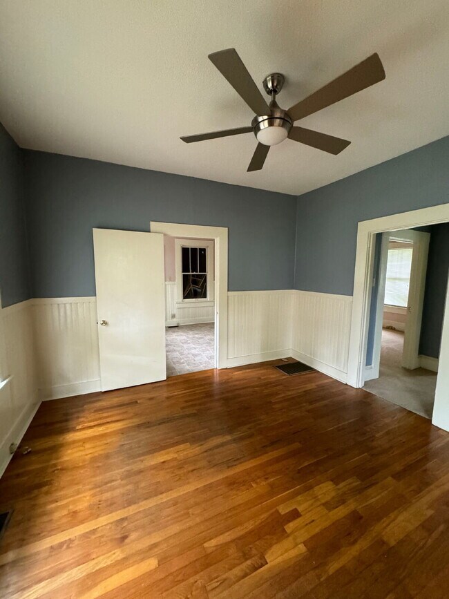 Building Photo - Gorgeous 2 Bedroom 1 Bathroom Single Family Home Located in the Heart of Midtown! Includes Hardwo...