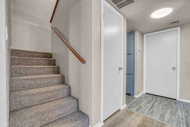 Building Photo - 4028 NW Ozmun Ave