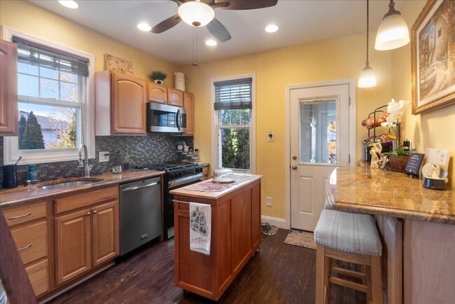 Building Photo - 252 Grace Ave