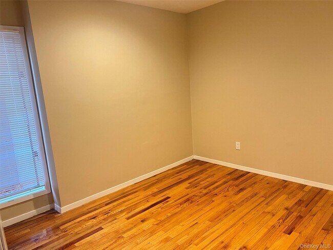 Building Photo - 60 Marwood Rd N