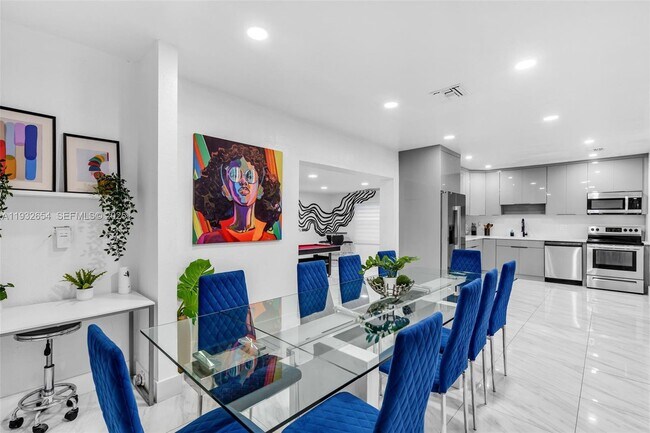 Building Photo - 695 NE 160th St