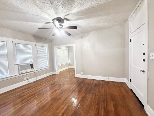 Building Photo - 1126 Berthea St