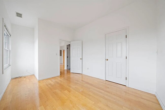 Building Photo - APT 403