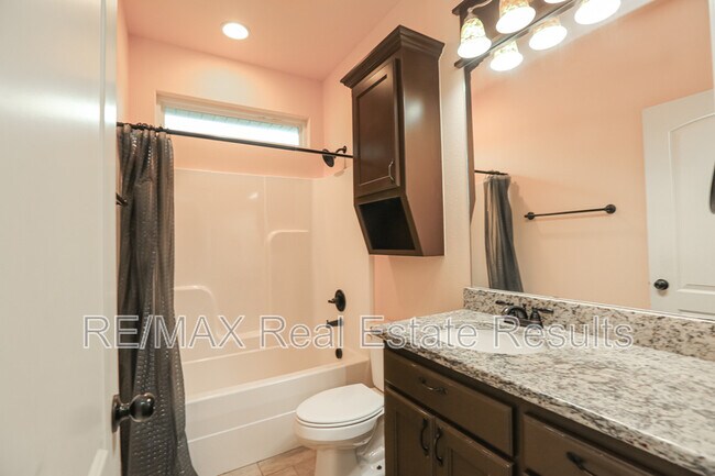 Building Photo - 2202 SW Tupelo Ave