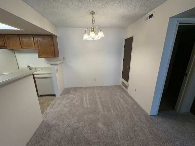 Building Photo - 1 - Bedroom / 1-Bath Penthouse Unit with I...