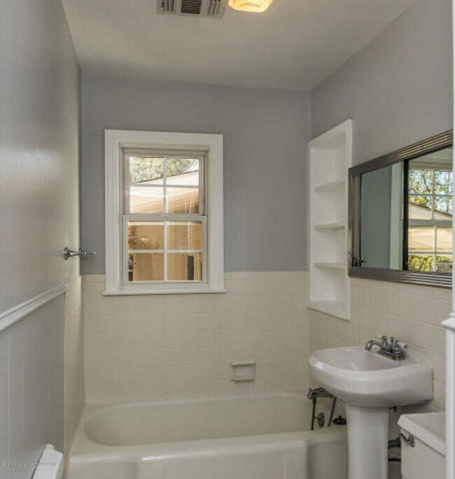 Building Photo - 108 Wayside Dr