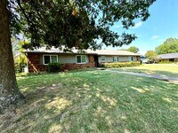 Building Photo - 601 Rosewood Ct