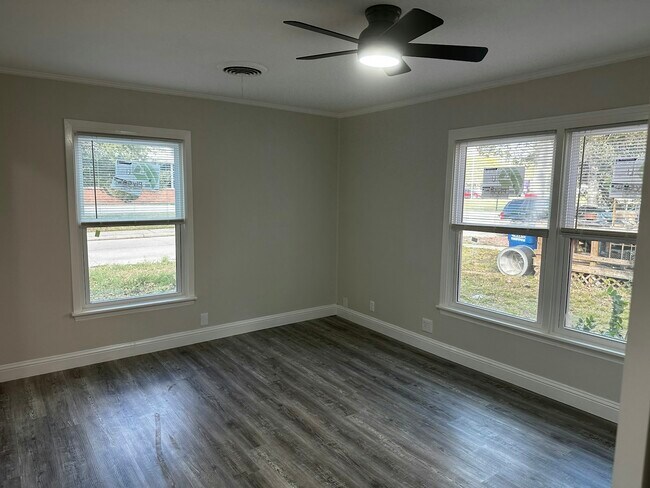 Building Photo - 209 Pendleton St