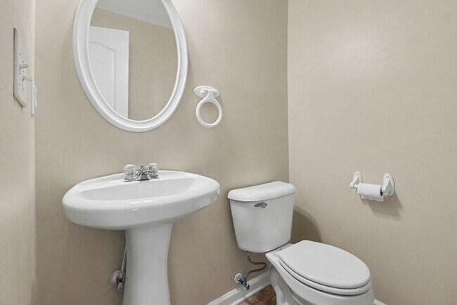 Building Photo - Exceptional 2BR/2.5BA End Unit Townhome in College Park!