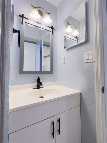 Building Photo - 902 NE 34th St