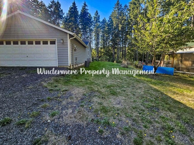 Building Photo - Immaculate rambler on large lot in Olalla