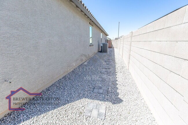 Building Photo - 15243 W Latham St