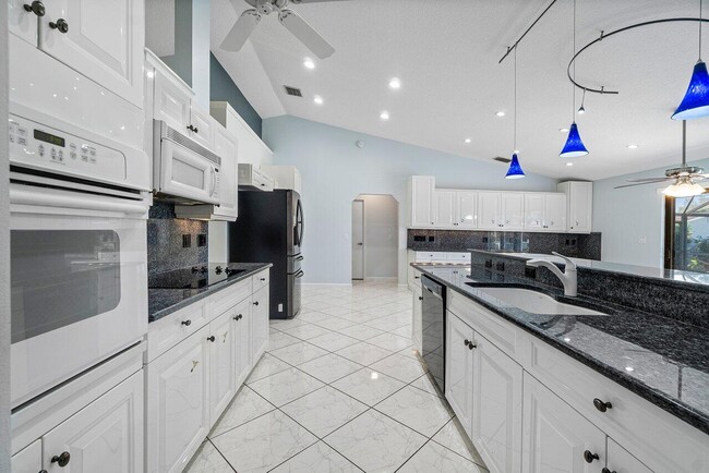 Building Photo - 61 W Rubber Tree Dr