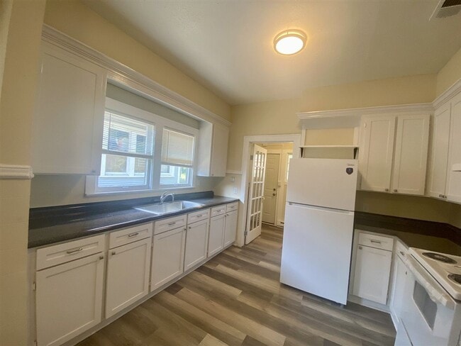 Building Photo - Restored 3 br 2 ba Craftsman style Home fo...