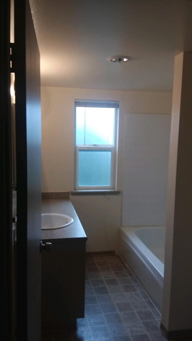 Building Photo - Country Squire Apartments - 2 bedrooms