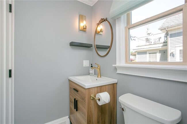 Building Photo - 5 Cherry St