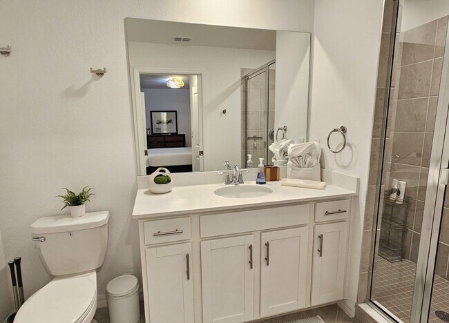 Building Photo - Annual UNFURNISHED or FURNISHED for your convenience: 2 Bedroom 2 Bathroom 2nd Floor Elevator acc...