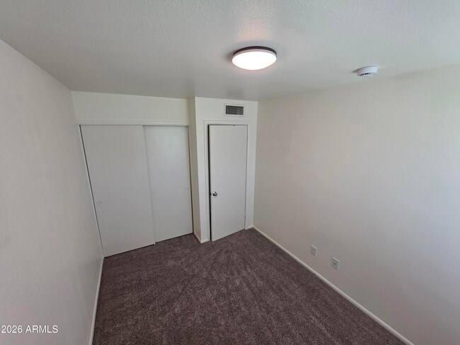 Building Photo - 731 E Vaughn Dr