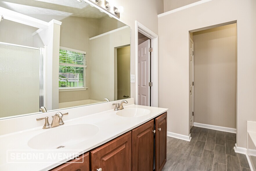 Building Photo - 5031 Wesleyan Dr