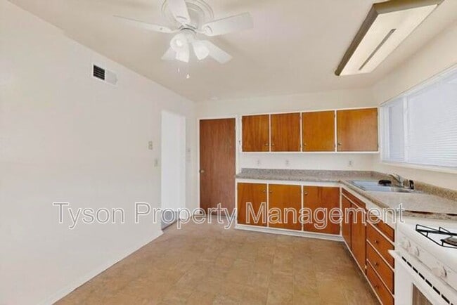 Building Photo - 3503 Montclaire Dr NE